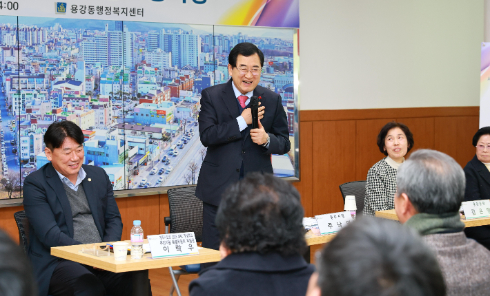 주낙영 경주시장이 용강동 소통간담회에서 주민들에게 인사말을 전하고 있다. 경주시 제공