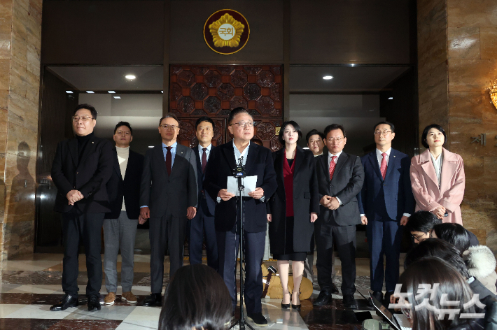 국민의힘 고동진 의원을 비롯한 친한계 의원들이 29일 국회 로텐더홀에서 지도부의 한동훈 전 대표 제명 결정에 대해 입장 발표를 하고 있다. 황진환 기자