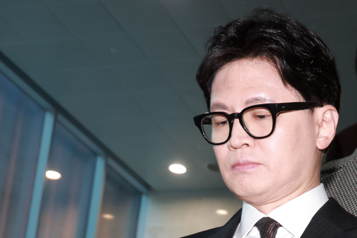 국민의힘에서 제명된 한동훈 전 대표가 29일 국회 소통관에서 제명 결정과 관련해 기자회견을 마친 뒤 이동하고 있다. 황진환 기자