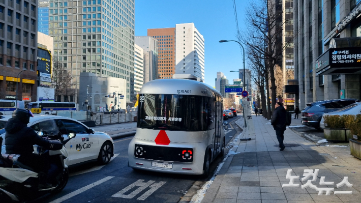 지난 29일 서울 청계천 인근에서 자율주행버스가 운행 중이다. 김동빈 기자