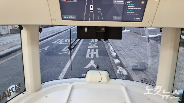 서울 청계천에서 운행 중인 자율주행 버스 내부. 운전석 자체가 없다. 김동빈 기자