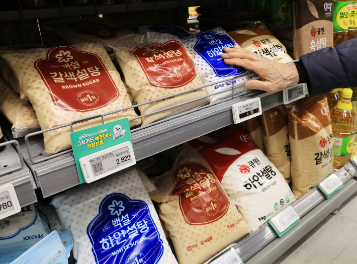 28일 서울 시내 한 대형마트에서 시민이 설탕을 고르고 있다. 연합뉴스