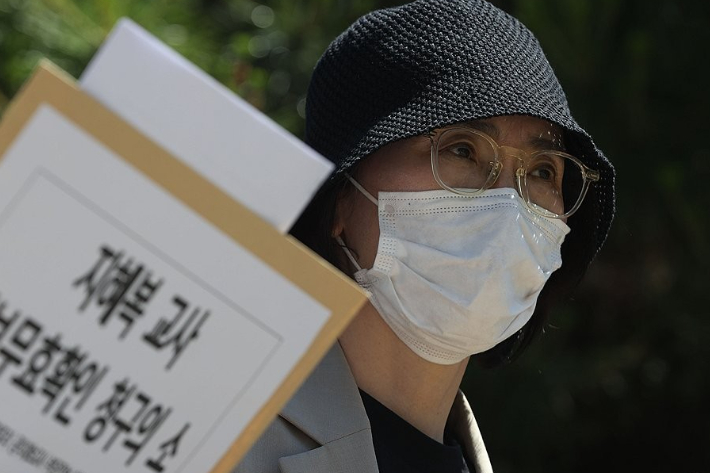 2024년 6월 3일 서울 종로구 서울시교육청 앞에서 열린 '성폭력 공익제보교사 부당전보 무효확인청구소송 제기 기자회견'에 지혜복 교사가 참석하고 있다. 연합뉴스