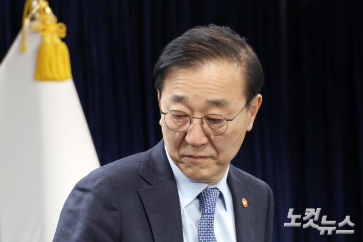 김윤덕 국토교통부 장관이 29일 서울 종로구 정부서울청사에서 도심 주택공급 확대 및 신속화 방안을 발표를 준비하고 있다. 김 장관은 서울 용산과 태릉, 경기 과천 등의 도심에 위치한 부지나 낡은 청사 등을 활용해 총 6만 가구를 공급하는 내용의 '도심 주택공급 확대 및 신속화 방안'을 발표했다. 박종민 기자