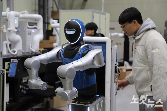 뉴로메카 현장에 연구 개발 중인 로봇을 견학중인 아카데미 벤처스쿨 수강학생. 김일현 선교국장
