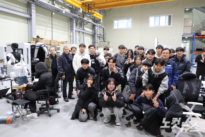 견학중인 수강생들의 단체사진. 우측 뉴로메카 이재천 공장장(파란색 유니폼), 맨좌측 포항미르치과병원 노충 원장. 김일현 선교국장 