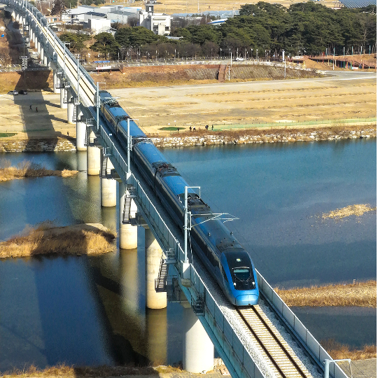 KTX 열차가 울진을 지나고 있다. 울진군 제공