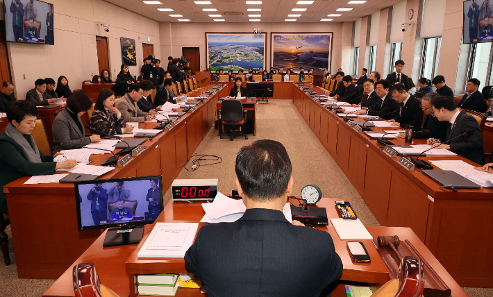 이양수 12.29 여객기 참사 진상규명을 위한 국정조사특위 위원장이 27일 국회에서 열린 특위 전체 회의를 주재하고 있다. 연합뉴스