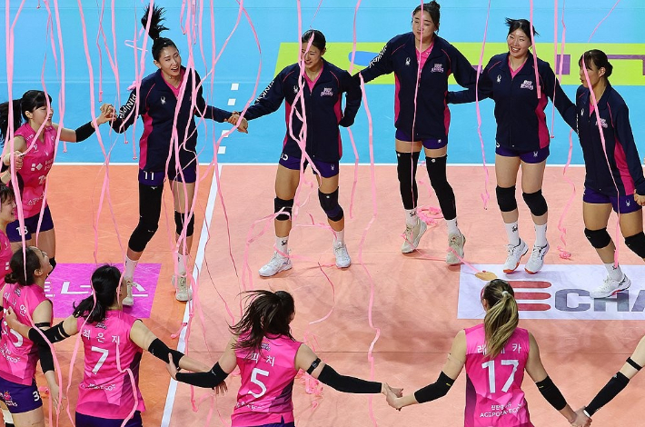14일 인천 삼산월드체육관에서 열린 프로배구 V리그 여자부 흥국생명과 한국도로공사의 경기. 세트 스코어 3-1로 승리한 흥국생명 선수들이 기뻐하는 모습. 연합뉴스 