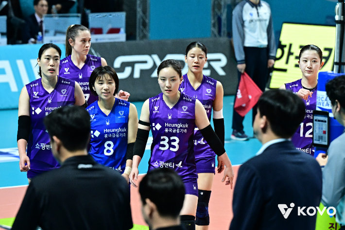 흥국생명 선수들이 29일 GS칼텍스와 원정에서 역전패를 당한 뒤 아쉬운 표정을 짓고 있다. KOVO 