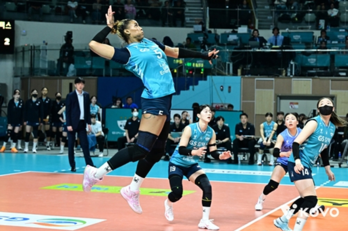 후위 공격을 펼치는 GS칼텍스 실바. 한국배구연맹 