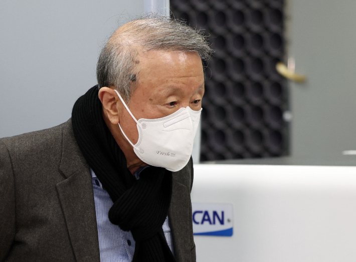 홍원식 전 남양유업 회장이 29일 서울중앙지법에서 열린 특정경제범죄 가중처벌법상 횡령·배임, 배임수재 등 혐의 사건 선고 공판을 마친 뒤 밖으로 나서고 있다. 연합뉴스