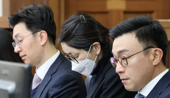 도이치모터스 주가조작과 명태균 공천개입, 통일교 청탁·뇌물 수수 의혹 혐의 등으로 구속기소 된 김건희 여사가 3일 서울 서초구 서울중앙지방법원에서 열린 자본시장법 위반 혐의 결심 공판에 출석해 있다. 연합뉴스