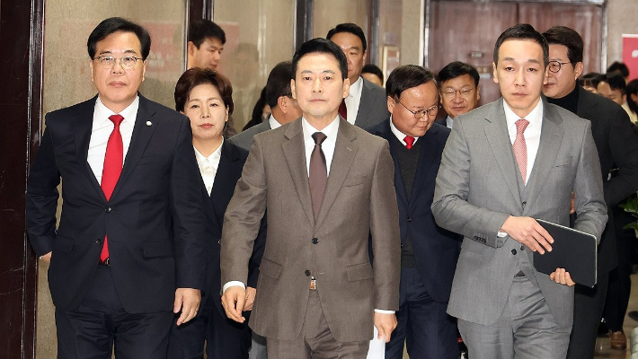 국민의힘 장동혁 대표가 29일 국회에서 열린 최고위원회의에 입장하고 있다. 연합뉴스