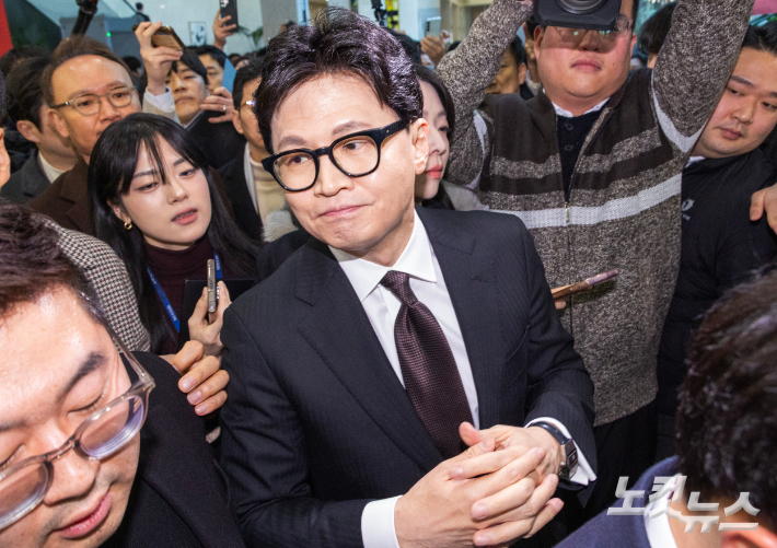 국민의힘이 한동훈 전 대표의 제명을 확정한 29일 오후 한동훈 전 국민의힘 대표가 서울 여의도 국회에서 입장 발표를 마친 후 소통관을 나서고 있다. 황진환 기자