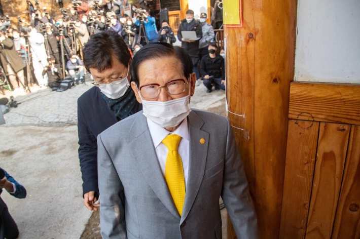 지난 2020년 3월 경기도 가평군 신천지예수교 증거장막성전 평화의 궁전에서 이만희 총회장이 기자회견을 마친 후 퇴장하고 있다. 연합뉴스
