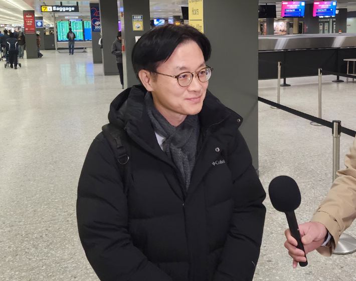 김정관 산업통상부 장관이 28일(현지시간) 밤 '트럼프 관세' 대응을 위해 워싱턴DC 인근 덜레스국제공항을 통해 미국을 방문해 한국 취재진과 인터뷰하고 있다. 연합뉴스