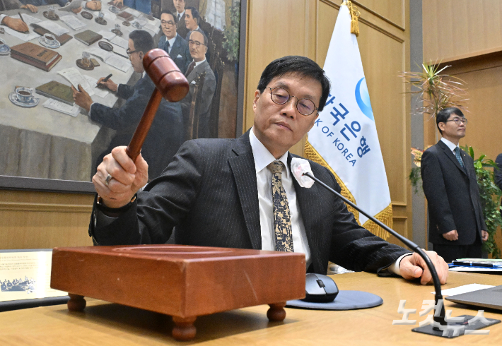 美는 동결, 불안한 환율·집값…금리인하 끝났나