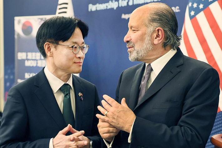 김정관 장관(왼쪽)과 하워드 러트닉 미 상무장관(오른쪽). 산업통상자원부 제공