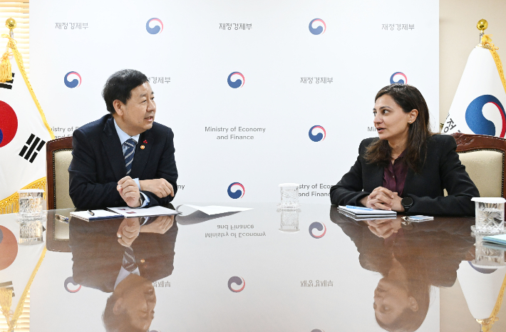 구윤철(왼쪽) 부총리 겸 재정경제부 장관이 29일 서울 종로구 정부서울청사에서 연례협의차 방한한 국제신용평가사 무디스(Moody's) 연례협의단의 예방을 받고 아누슈카 샤 아태지역 국가신용등급 담당 이사와 대화를 하고 있다. 재정경제부 제공