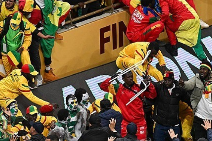 페널티킥 판정에 항의하며 소동을 일으킨 세네갈 팬들. 연합뉴스