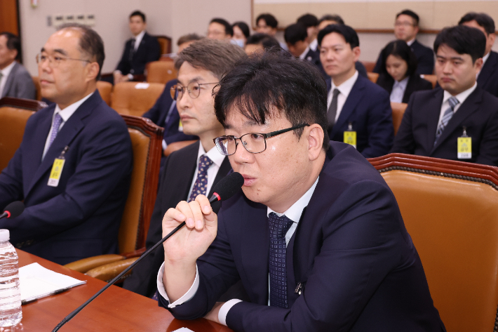 지난해 9월 22일 국회 법제사법위원회에서 열린 '건진법사 관봉권 띠지' 분실 관련 검찰개혁 입법청문회에서 담당 검사인 최재현 서울남부지검 검사가 더불어민주당 서영교 의원의 질의에 답하고 있다. 연합뉴스