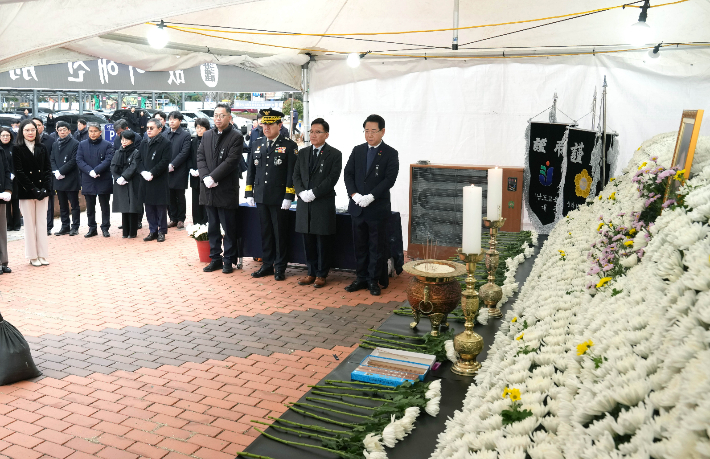 김영록 전라남도지사가 30일 무안군 남악복합주민센터에 마련된 고 이해찬 민주평통자문회의 수석부의장 분향소에서 조문객을 맞이하고 있다. 전라남도 제공