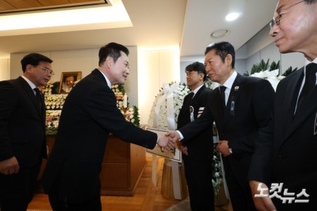 이해찬 빈소 조문한 장동혁, 정청래와 악수