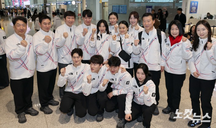 2026 제25회 2026 밀라노·코르티나담페초 동계올림픽에 참가하는 대한민국 선수단 본단이 30일 인천국제공항 제2여객터미널을 통해 출국하기 전 기념촬영을 하고 있다.