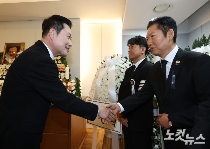 국민의힘 장동혁 대표가 30일 서울 종로구 서울대학교병원 장례식장에 마련된 고 이해찬 전 국무총리의 빈소에서 조문을 한 뒤 더불어민주당 정청래 대표와 악수하고 있다. 사진공동취재단