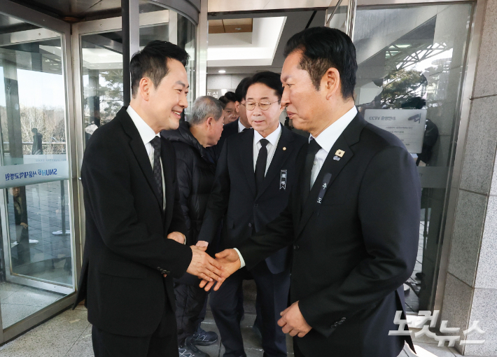 더불어민주당 정청래 대표가 30일 서울 종로구 서울대학교병원 장례식장에 마련된 고 이해찬 전 국무총리의 빈소에서 조문을 마친 국민의힘 장동혁 대표를 배웅하고 있다. 사진공동취재단