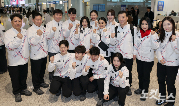 2026 제25회 2026 밀라노·코르티나담페초 동계올림픽에 참가하는 대한민국 선수단 본단이 30일 인천국제공항 제2여객터미널을 통해 출국하기 전 기념촬영을 하고 있다. 인천=박종민 기자