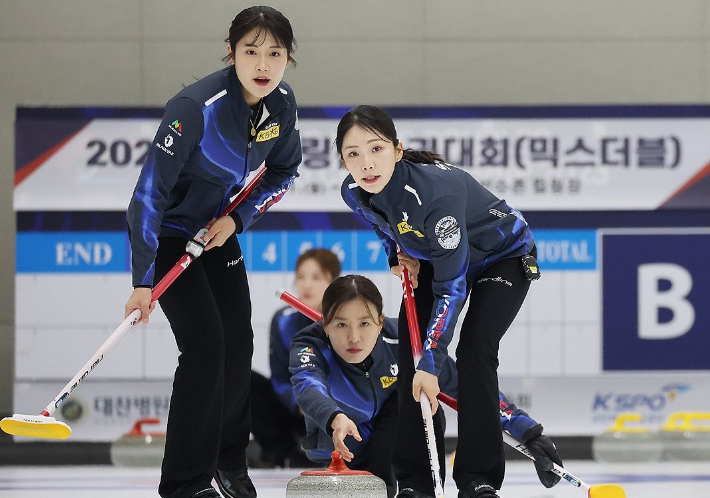 2026 밀라노·코르티나담페초 동계올림픽을 앞두고 충북 진천선수촌 컬링장에서 컬링대표팀의 설예은(왼쪽부터), 김은지, 김수지가 훈련하고 있다. 연합뉴스