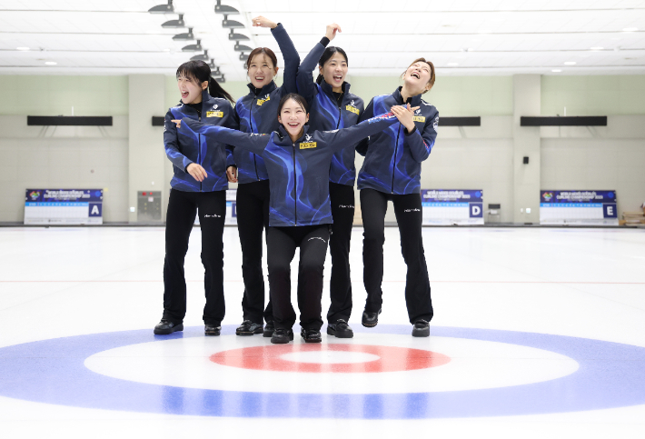 2026 밀라노·코르티나담페초 동계올림픽을 앞두고 충북 진천선수촌 컬링장에서 컬링대표팀 선수들이 함께 큰 하트를 만들어 보이던 중 밝게 웃고 있다. 뒷줄 왼쪽부터 설예은, 김은지, 김민지, 설예지. 앞은 김수지. 연합뉴스