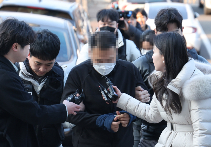 캄보디아에 거점을 두고 딥페이크 기술을 이용해 120억원대 '로맨스 스캠' 사기를 벌인 부부가 23일 국내로 송환된 데 이어 조사를 받기 위해 울산경찰청으로 압송되고 있다. 연합뉴스