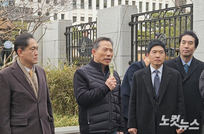 30일 부산 세계로교회 손현보 담임목사가 부산지법 앞에서 기자회견을 열고 항소 의사를 밝히고 있다. 김혜민 기자 