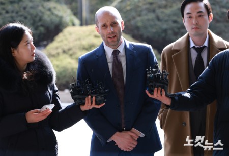 쿠팡 로저스 대표, 경찰 출석…