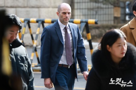 '셀프조사' 쿠팡 로저스 대표, 경찰 출석