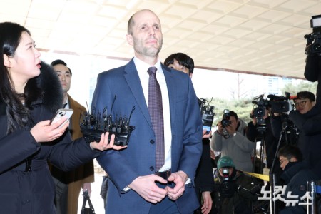 쿠팡 로저스, 경찰 출석…'셀프조사'로 증거인멸 혐의