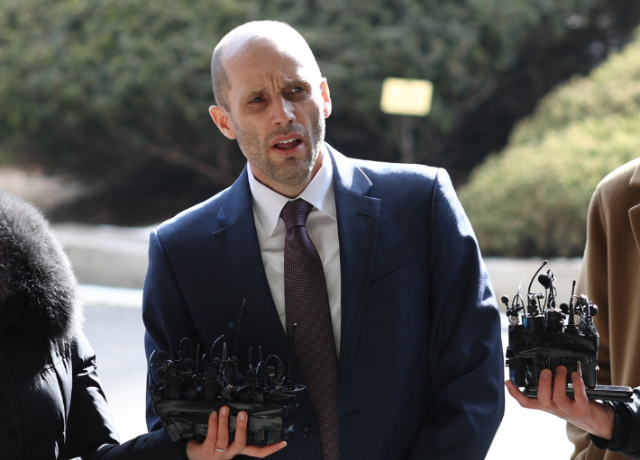 쿠팡의 대규모 개인정보 유출 사태에 대해 '셀프 조사'로 증거를 인멸한 혐의를 받는 해롤드 로저스 쿠팡 한국 임시 대표가 피의자 신분으로 조사를 받기 위해 30일 서울경찰청으로 출석하며 입장을 밝히고 있다. 연합뉴스