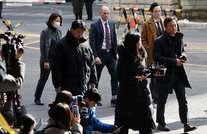 쿠팡의 대규모 개인정보 유출 사태에 대해 '셀프 조사'로 증거를 인멸한 혐의를 받는 해롤드 로저스 쿠팡 한국 임시 대표가 피의자 신분으로 조사를 받기 위해 30일 서울경찰청으로 출석하고 있다. 연합뉴스