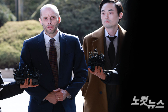 '쿠팡 2인자' 로저스 경찰 첫 출석…