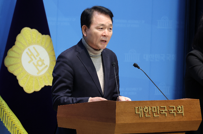 기자회견 하는 성일종 의원. 연합뉴스