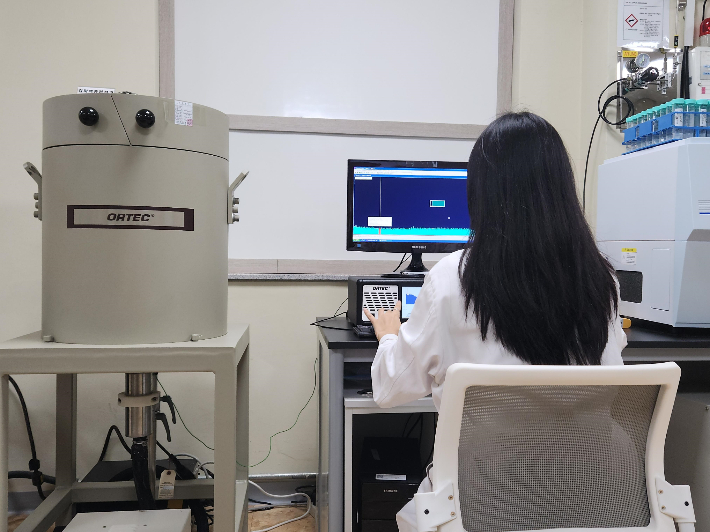 원자력환경공단 관계자가 방사선계측기를 통한 방사능 분석을 하고 있다. 공단 제공