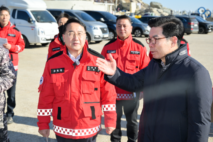 김광열 영덕군수(오른쪽)가 김인호 산림청장을 안내하고 있다. 영덕군 제공