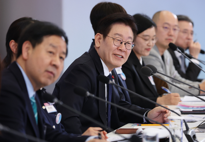 이재명 대통령이 30일 청와대에서 열린 국가창업시대 전략회의 'K-스타트업이 미래를 만든다'에서 참석자 발언을 듣고 있다. 연합뉴스