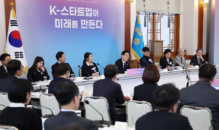 이재명 대통령이 30일 청와대에서 열린 국가창업시대 전략회의 'K-스타트업이 미래를 만든다'에서 발언하고 있다. 연합뉴스