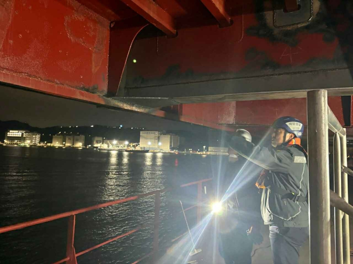 부산 감천항에서 단속 중인 해경. 부산해경 제공