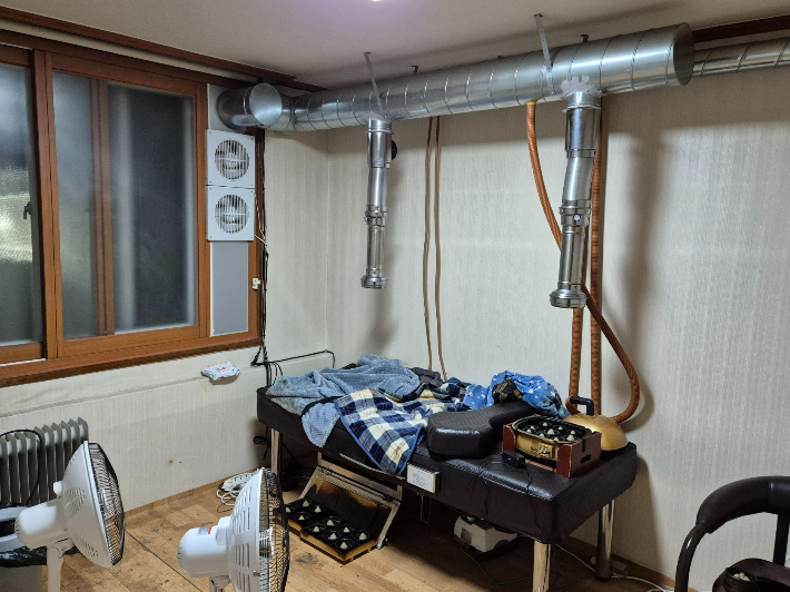 오태원 부산 북구청장이 구청사 내부 창고에 차린 쑥뜸 시술방. 국제신문 제공 