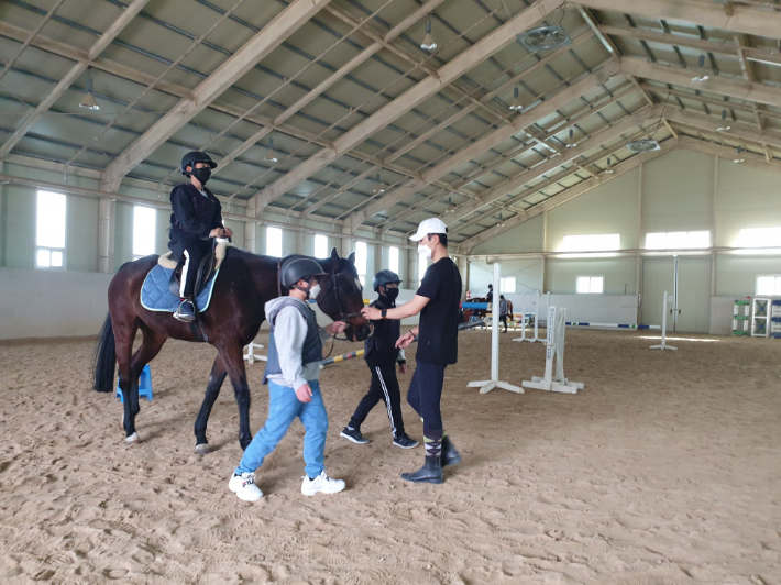 밀양시 말보르승마장을 방문한 학생들이 승마 체험을 하고 있다. 밀양시 제공 